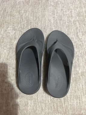 OOFOS Flip Flops